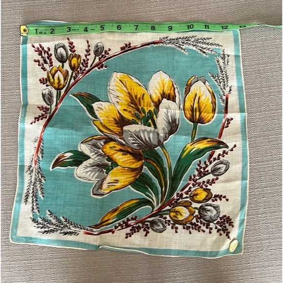 TWO VINTAGE Linen Handkerchiefs - Picture 3 of 10